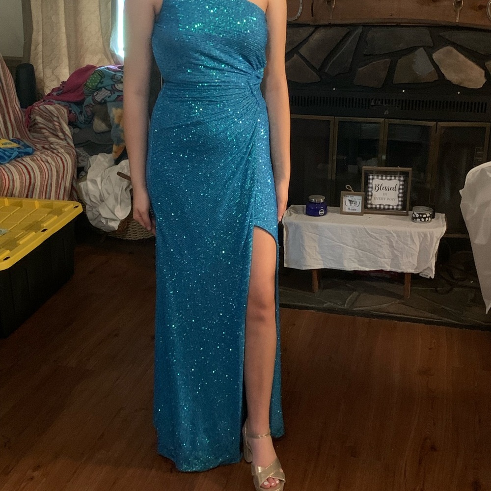 Beautiful dress size 0.  Worn once.